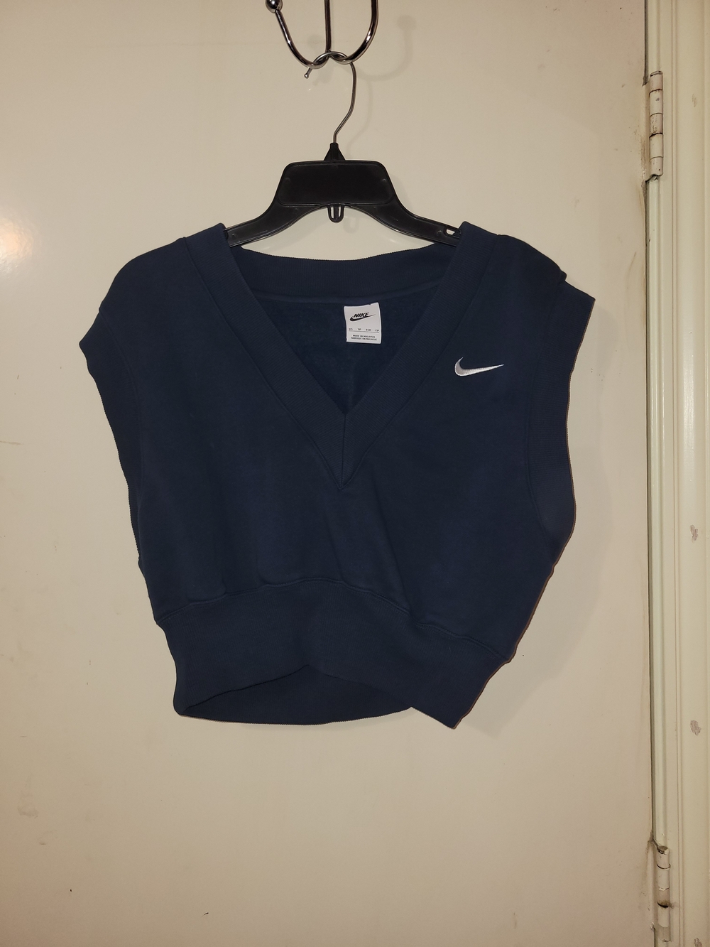Nike Women’s Navy V-Neck Cropped Sleeveless Sweatshirt